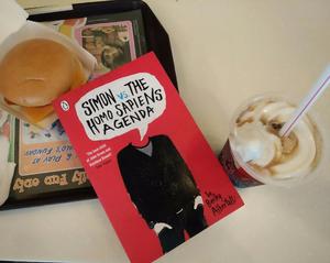 Simom contro l'omo sapiens di Becky Albertalli Romanzo d'amore in inglese <span class=keywords><strong>per</strong></span> giovani adulti in formato paperback - Product Image 1
