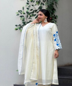 ชุดเสื้อผ้าปักลายสไตล์โรมันสุดหรู พร้อมผ้าคลุมไหล่ สำหรับงานเทศกาลและงานเลี้ยง ราคาขายส่ง สีขาวน้ำเงิน - Product Image 2