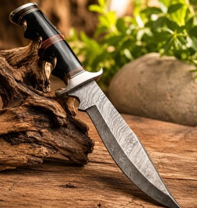 Couteau de chasse artisanal en acier Damas à lame pointue avec manche en bois et étui en cuir - Product Image 5