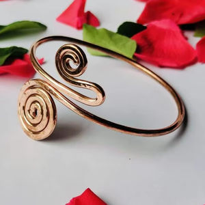 Brazalete Espiral de Cobre Hecho a Mano, Brazalete Boho con Alambre Envolvente - Product Image 1