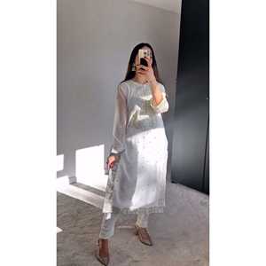 Conjunto de Fiesta para Mujer de Diseñador, Incluye Top Elegante y Sharara Completamente Cosido con Dupatta para Ocasiones Especiales - Product Image 5