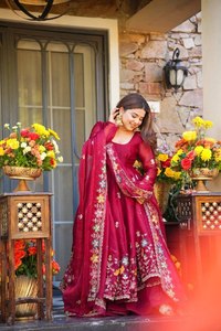 Robe Anarkali rouge florale tissée et brodée avec dupatta, ensemble traditionnel pour femme orné de sequins et de Zari, idéal pour mariage, fête ou Diwali - Product Image 4