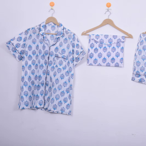 ชุดเสื้อและกางเกงขาสั้นลายดอกไม้สีน้ำเงินพร้อมกระเป๋าเข้าชุด - Product Image 1