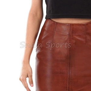 Jupe crayon décontractée en cuir satiné respirant pour femme avec appliques de plumes, volants et broderies – Collection Automne - Product Image 5