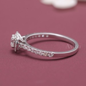Bague de fiançailles et de mariage avec halo de diamants ronds cultivés en laboratoire certifiés IGI, avec bande pavée, plaquée rhodium en argent sterling 925 massif - Product Image 3