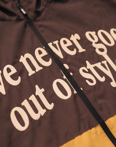 Chaqueta Cortavientos Impermeable para Hombre con Cremallera y Estampado de Letras Personalizado, Estilo Urbano con Capucha - Product Image 5