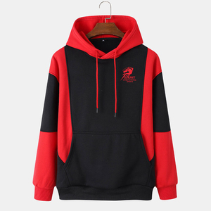 เสื้อฮู้ดบล็อกสีแดงดำสำหรับผู้ชาย ทรงปกติ มีกระเป๋าโลโก้ด้านหน้า เสื้อคลุมลำลองผ้าฟลีซสำหรับฤดูหนาว ผลิตจากผ้าฝ้าย 100% - Product Image 1