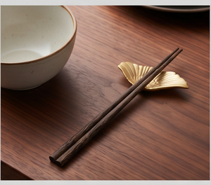 Reposacucharas de metal dorado mate con forma de hoja de ginkgo, soporte para cubiertos, perfecto para uso en la mesa. - Product Image 6