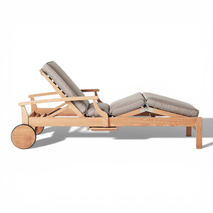 Chaise longue d'extérieur inclinable en teck séché au four, avec surface de couchage à lattes et plateau pliable pour boissons - Product Image 4
