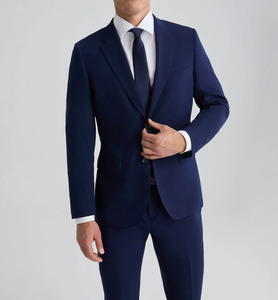 Costume bleu marine classique deux pièces de haute qualité, fabriqué au Pakistan, couleur personnalisable, élégant, pour affaires, par un créateur de mode. - Product Image 3