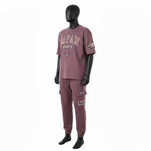 Ensemble jogging cargo pour homme en molleton de coton polyester GSM épais, avec logo imprimé en relief et patch brodé, 2 pièces - Product Image 4