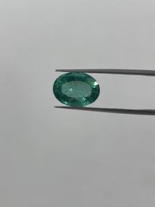 Corte ovalado de grado premium de calidad muy fina de 3,96 quilates para la fabricación de joyas Esmeralda zambiana natural sin tratar y sin calentar - Product Image 2