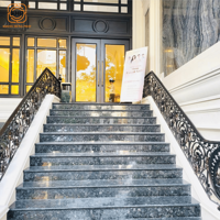 Neoklassisches Modernes Treppengeländer Villa-Balkon Innenbereich Hochwertig Anpassbar Schmiedeeisen UV-geschützt Rostbeständig