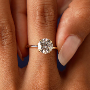 Bague de fiançailles pour femme en or jaune avec diamant taille brillant rond, style classique, pierre naturelle - Product Image 2
