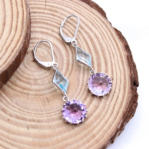 Boucles d'oreilles pendantes à fermoir levier en argent sterling 925 massif, topaze bleue naturelle et améthyste ronde, Memoria Jewels, vente en gros - Product Image 5
