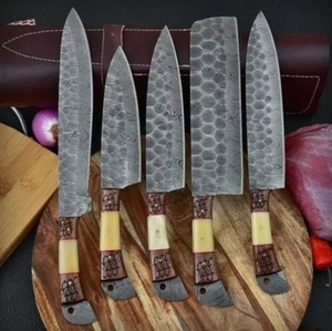 Ensemble de 5 couteaux de cuisine faits à la main en acier Damas, lames en acier au carbone, étui en cuir véritable, comprenant un couteau de chef, un couteau à découper, un couteau à steak et un couteau utilitaire - Product Image 2