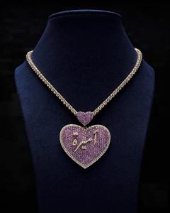 Colgante de Corazón con Pedrería Rosa y Escritura Árabe, Chapado en Oro de 18k, Amuleto de Aleación para Mujer, Regalo Romántico - Product Image 1