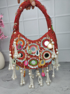 Sac de soirée hobo fait main perlé avec pompons de perles et broderie miroir, sac à bandoulière rouge pour soirée - Product Image 1