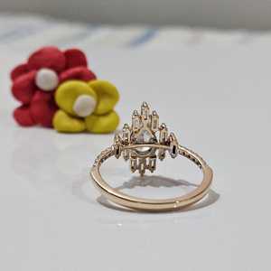 Anillo Elegante para Mujer con Diamantes Cultivados en Laboratorio, Corte Pera y Baguette, en Oro Sólido de 10K, Joyería de Compromiso para Enamorados - Product Image 4