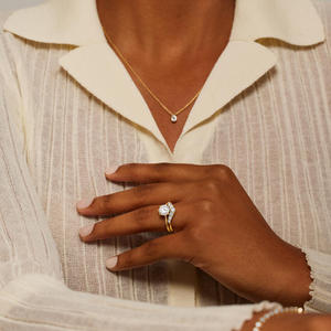 Anillo de Diamantes en Forma de V Simétrica con Contorno de Pera - Product Image 4
