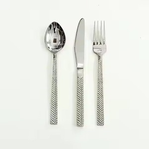 Ensemble de couverts en métal au fini élégant pour la décoration contemporaine des restaurants et salles à manger - Product Image 5