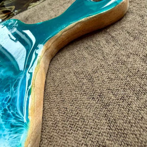 Planche à découper artisanale en résine Seafoam avec manche de couteau en bois - Non toxique, facile à nettoyer, passe au lave-vaisselle, épaisseur 1,3 cm - Product Image 1