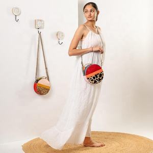 Bolso de hombro tipo bandolera de estilo Vintage de cuero genuino para mujer, diseño de girasol intrincado, portátil, estadio de verano, otoño y primavera - Product Image 2