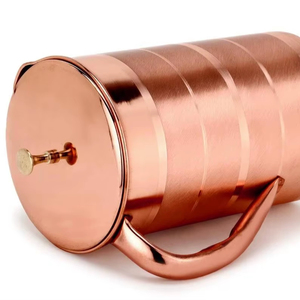 Ensemble de carafes en cuivre pour améliorer les standards de durabilité en cuisine, ensemble de service d'eau en métal avec verres, vaisselle réutilisable pour la cuisine et la salle à manger. - Product Image 1