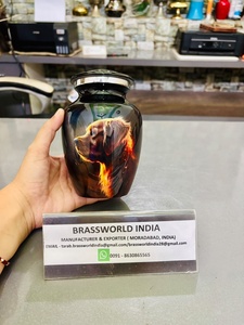 โถบรรจุอัฐิสัตว์เลี้ยงทรงยุโรปคลาสสิกจาก Brassworld India ผลิตจากอะลูมิเนียม พร้อมสติกเกอร์ลายสุนัข ทนทาน เป็นมิตรกับสิ่งแวดล้อม ความจุ 200 คิวบิกอินช์ - Product Image 5