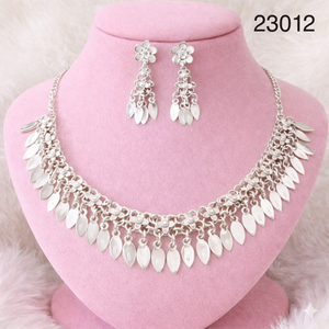 Conjunto de Collar y Aretes Florales de Circonio Chapado en Oro y Platino Estilo Indio de Última Moda para Mujer, Joyería para Compromiso, Boda y Fiesta - Product Image 1