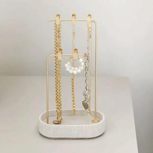 Expositor de Joyería Compacto con Barras Colgantes de Múltiples Niveles, Diseño que Ahorra Espacio, Organizador Elegante para Collares que Evita Enredos - Product Image 6