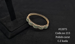 กำไลข้อมือแบบเปิดประดับเพชรคิวบิกเซอร์โคเนียสีเขียว 12075 ชุบโรเดียม ดีไซน์เกลียว สำหรับงานปาร์ตี้ งานแต่งงาน หรือเป็นของขวัญ - Product Image 5