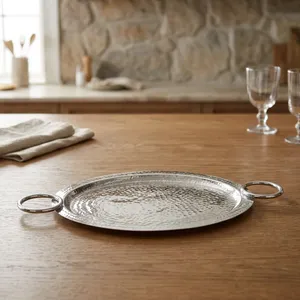 Plateau de service ovale en argent martelé avec bordure polie effet miroir et élégantes poignées latérales circulaires à double anneau - Product Image 6