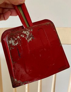 Recogedor de Polvo de Metal Rojo Vintage, Decoración de Pared para Cocina o Lavandería, Estilo Rústico - Product Image 2