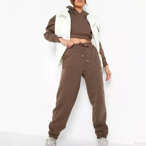 Conjunto Deportivo Chic para Mujer, Pantalones Cortos y Chaqueta con Cremallera, Personalizable, para un Estilo Athleisure - Product Image 3