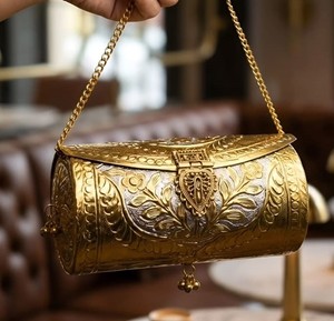 Pochette de soirée ethnique dorée en métal sculptée à la main en forme de lune, style vintage indien, pour femme - Product Image 4