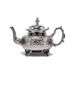 Théière en argent poli, détails ornés, bec courbé, poignée décorative, théière vintage, vaisselle élégante, objet de collection pour la maison - Product Image 1