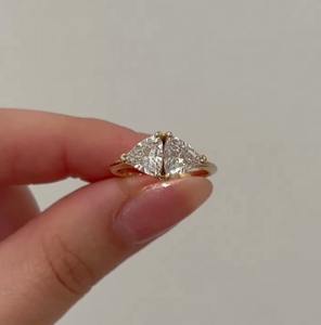 Bague en or massif 14 carats avec deux diamants taille trillion de 1,01 carat chacun, cultivés en laboratoire, pour mariage, fiançailles, promesse, cadeau pour les amoureux - Product Image 2