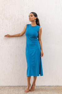 Robe midi bleue sans manches, col rond, coupe fourreau, en tricot de coton et élasthanne, pour usage quotidien décontracté, ourlet droit, couleur unie - Product Image 3