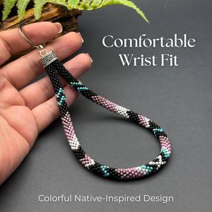 เราจำหน่ายสินค้าส่งออก เชือกคล้องมือประดับมุกเทียมทำมือสำหรับผู้หญิง ดีไซน์ทันสมัย สีชมพู เทอร์ควอยซ์ ดำ ขาว ลายเงิน - Product Image 1