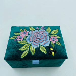 Organiseurs de bijoux faits à la main, multicolores, forme personnalisable, brodés à la main, taille sur mesure par whimsy art craft - Product Image 1