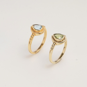 Anillo de Peridoto en Latón Natural, Banda con Cuentas, Estilo Moderno y Minimalista, Unisex, Elegante, con Gema Verde, Joyería Destacada - Product Image 3