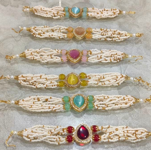 Ensemble de bracelets artisanaux ludiques en perles de rocaille en forme de marguerite, avec des perles blanches à lettres qui font l'inscription « LOVER », disponible au prix de gros - Product Image 4
