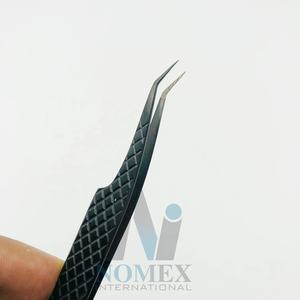 Pince à cils noir mat avec pointe en fibre Pince à cils à 45 degrés Pince à cils en acier inoxydable durable Pince à épiler personnalisée - Product Image 1