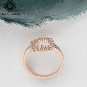 Bague de fiançailles pour femme Charm Jewells en argent plaqué or rose avec moissanite taille coussin, sertie à griffes, style minimaliste, certifiée IGI - Product Image 5