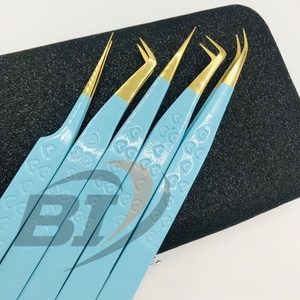 Pinzas para extensión de pestañas de acero sostenible azul bebé probadas a mano con estampado de corazón ligero y Punta puntiaguda - Product Image 3