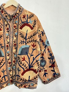 Veste en velours chic bohème pour femme avec broderie florale complexe, veste courte faite à la main pour festivals ethniques - Product Image 2