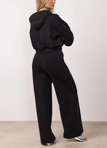 Ensemble de survêtement respirant pour femme : sweat à capuche court noir entièrement zippé et pantalon de jogging droit, personnalisable en gros (OEM) - Product Image 2