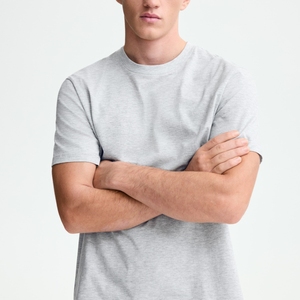 เสื้อยืดคอกลมแขนสั้นสีเทาสำหรับผู้ชาย ผ้าฝ้าย 100% ทรงปกติ สวมใส่สบาย สีพื้น ผ้าเจอร์ซีย์ถัก ดีไซน์เรียบง่าย - Product Image 2