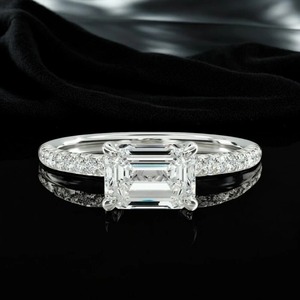 Anillo de compromiso de platino con diamante talla esmeralda, engaste pavé, clásico para mujer - Product Image 5